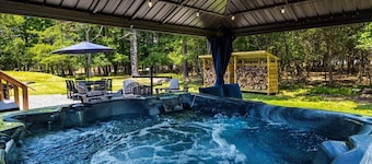 MountainTime Lodge at Towamensing Trails -Hot Tub - Fire Pit - Dog Friendly