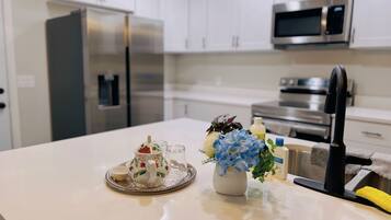 Frigorífic, microones, rentaplats i cafetera i tetera