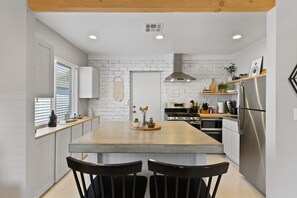 雪櫃、微波爐、焗爐、爐具