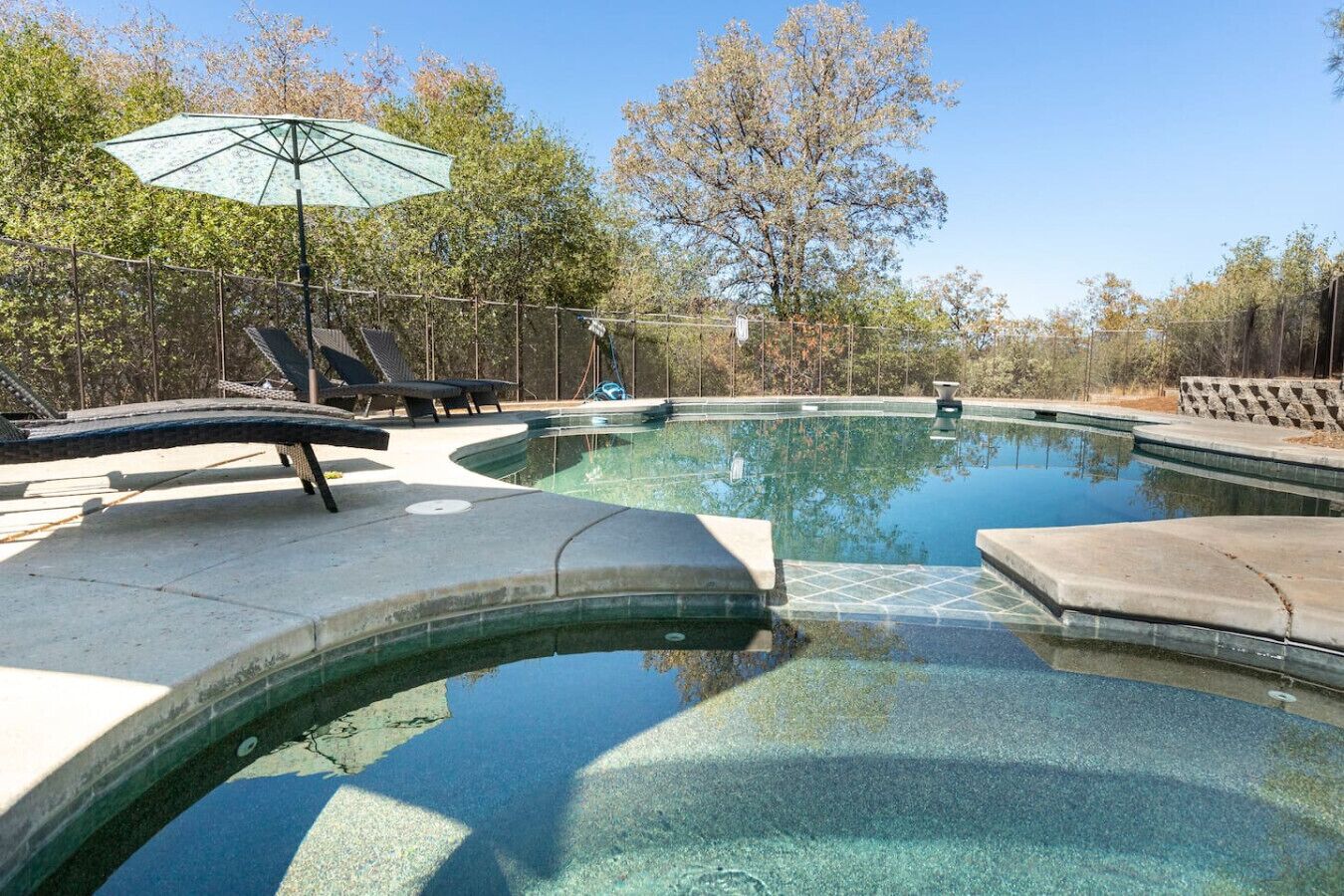 Una piscina al aire libre