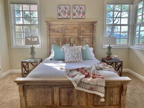 Een bureau, een strijkplank/strijkijzer, reisbedje, gratis wifi