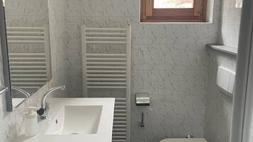 Chambre Standard Double ou avec lits jumeaux | Salle de bain | Sèche-cheveux, serviettes fournies