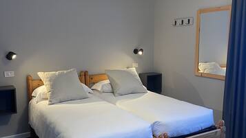 Chambre Standard Double ou avec lits jumeaux | Coffres-forts dans les chambres, rideaux occultants, lit parapluie