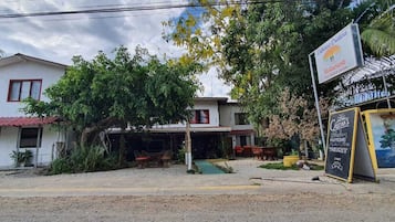 Vista frontal de la propiedad