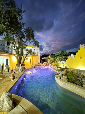 Una piscina al aire libre
