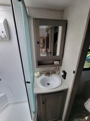 Shower, hair dryer, towels - New little getaway (Fernandina Beach)
