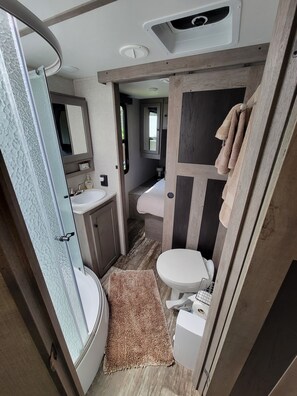 Dusj, hårføner og håndklær