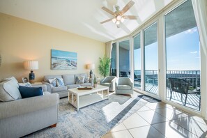 Smart TV, lettore DVD, tavolo da ping pong, libri