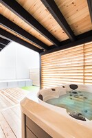 Deluxe Apartment | Private spa tub