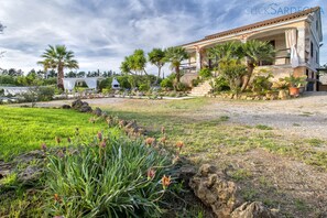 Property grounds - Click Sardegna 'La Maison du Bonheur' with beach-effect pool (Sardegna)