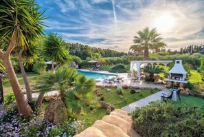 Outdoor dining - Click Sardegna 'La Maison du Bonheur' with beach-effect pool (Sardegna)