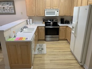 Frigorífic, microones, forn i placa de cuina 