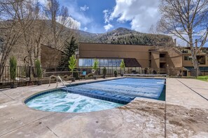 Utendørsbasseng og et oppvarmet basseng