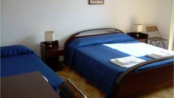 3 slaapkamers, een bureau, een strijkplank/strijkijzer, reisbedje