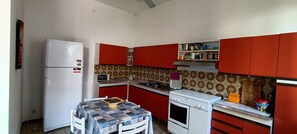 Kühlschrank, Ofen, Herdplatte, Wasserkocher mit Kaffee-/Teezubehör