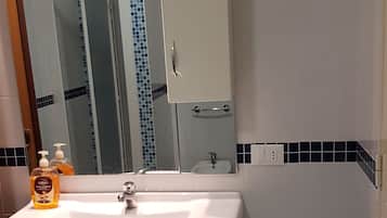 Baignoire, sĂšche-cheveux, serviettes fournies, savon