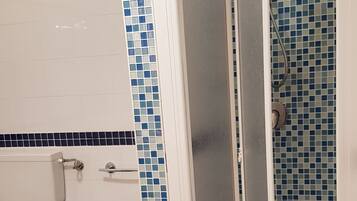 Badekar, hårføner, håndklær og såpe