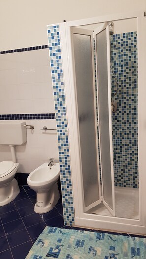 Baignoire, sèche-cheveux, serviettes fournies, savon