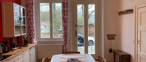 Fridge, oven, stovetop, dishwasher