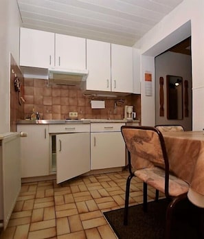 Kühlschrank, Mikrowelle, Wasserkocher mit Kaffee-/Teezubehör, Toaster