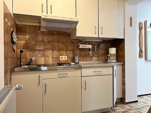 Kühlschrank, Mikrowelle, Wasserkocher mit Kaffee-/Teezubehör, Toaster