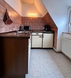 Kühlschrank, Mikrowelle, Wasserkocher mit Kaffee-/Teezubehör, Toaster