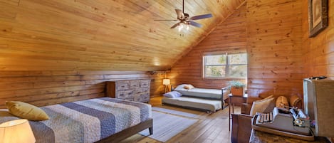 3 habitaciones, escritorio y tabla de planchar con plancha