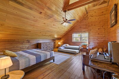 Beautiful log cabin w/ private dock, gameroom, 23mi to beach, 3bd2ba, sleeps 11