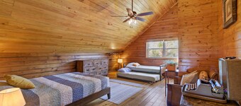 Beautiful log cabin w/ private dock, gameroom, 23mi to beach, 3bd2ba, sleeps 11