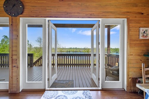 Beautiful log cabin w/ private dock, gameroom, 23mi to beach, 3bd2ba, sleeps 11