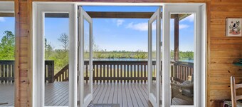 Beautiful log cabin w/ private dock, gameroom, 23mi to beach, 3bd2ba, sleeps 11