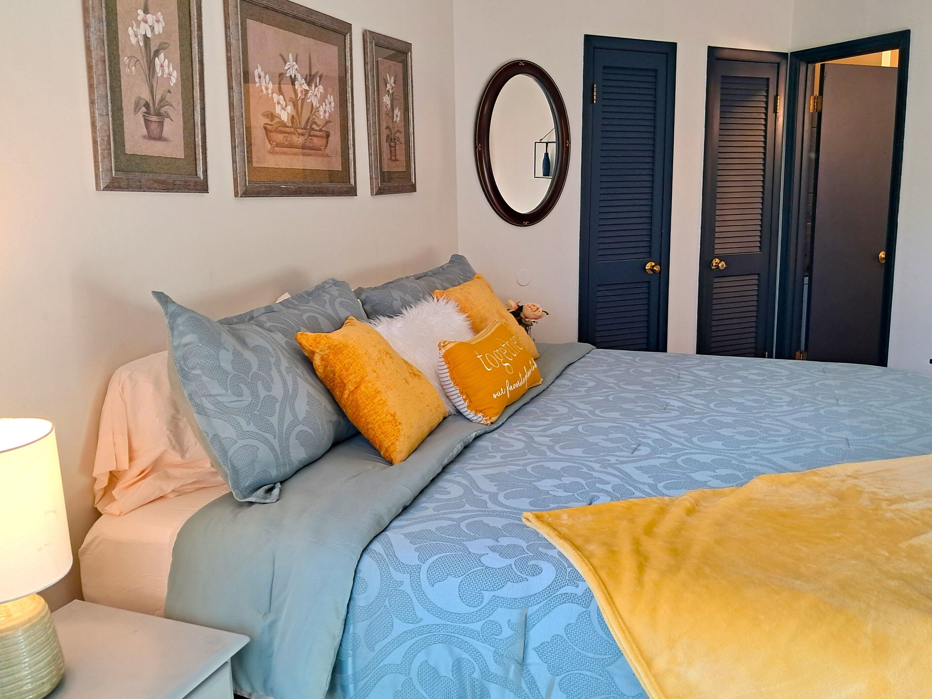 3 habitaciones, escritorio y tabla de planchar con plancha 