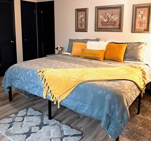 3 bedrooms, desk, iron/ironing board, travel cot - Lovely Condo: Great Views-Close to Ski Slopes & Downtown! (Banner Elk)