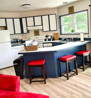 Køleskab, mikrobølgeovn, ovn, kogeplade