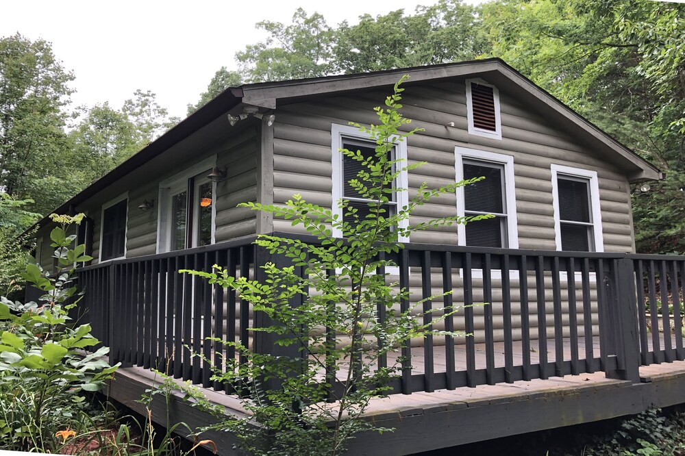 Cozy Cabin Above Lake Chatuge
