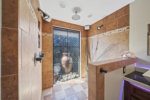 Badewanne, Handtücher, Toilettenpapier