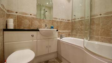 Bathtub, towels