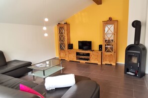 Fernseher, Kamin, Stereoanlage