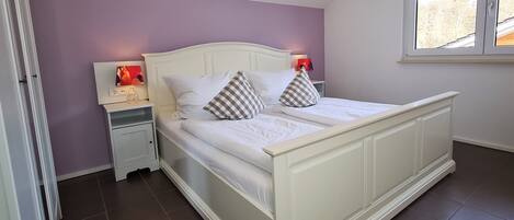 2 bedrooms, iron/ironing board, travel cot, free WiFi