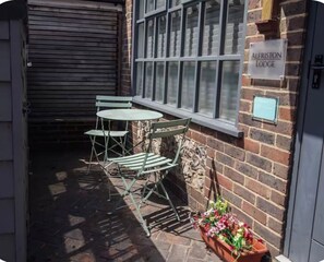 Outdoor dining - Alfriston Lodge - a Studio that sleeps 2 guests in 1 bedroom (Alfriston)