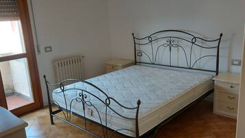 2 bedrooms, iron/ironing board, bed sheets