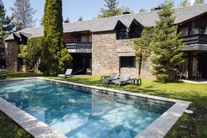 Seasonal outdoor pool, open 9:00 AM to 9:00 PM, pool umbrellas - Hotel Xalet del Golf (Bolvir)