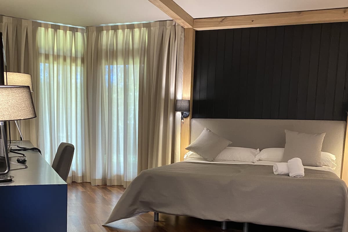Junior Room, 2 Bedrooms | Gebar bulu kapas, katil Select Comfort, peti besi dalam bilik