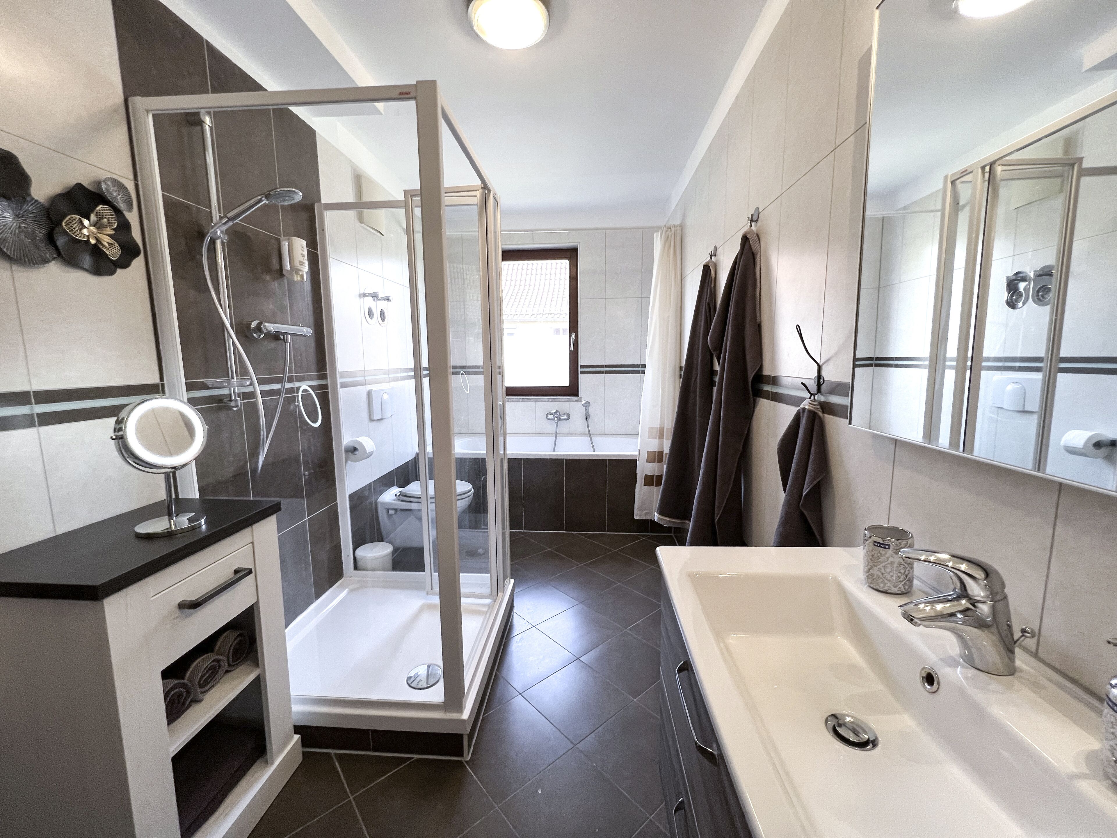 Badewanne, Haartrockner, Handtücher, Seife