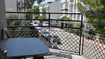 Schreibtisch, Verdunkelungsvorhänge, Bügeleisen/Bügelbrett