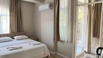 Standard Room, 1 Double Bed, Non Smoking, Corner | Desk, blackout curtains, iron/ironing board, free WiFi