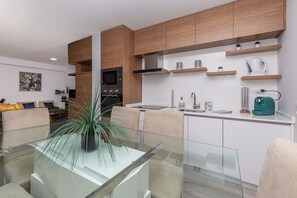 Fridge, microwave, oven, stovetop - Ophyris Apartment, Praia da Rocha, WiFi, AC !New! (Portimão)