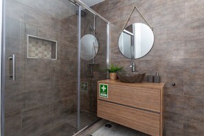 Shower, hair dryer, bidet, towels - Ophyris Apartment, Praia da Rocha, WiFi, AC !New! (Portimão)