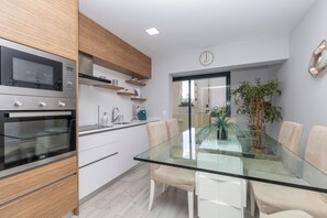 Coffee/tea maker, fridge, microwave, oven - Ophyris Apartment, Praia da Rocha, WiFi, AC !New! (Portimão)