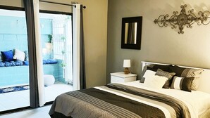 2 bedrooms, iron/ironing board, WiFi, bed sheets - Modern Zen Escape Near Strip, Downtown, Airport & Convention Center (Las Vegas)